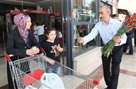 Belediye Çalışanları Anneler Günü'nü Ataşehir'de Karanfil Dağıtarak Kutladı