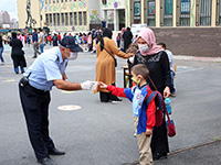 OKULLARIN İLK GÜNÜNDE ÖĞRENCİLERE MASKE DAĞITILDI