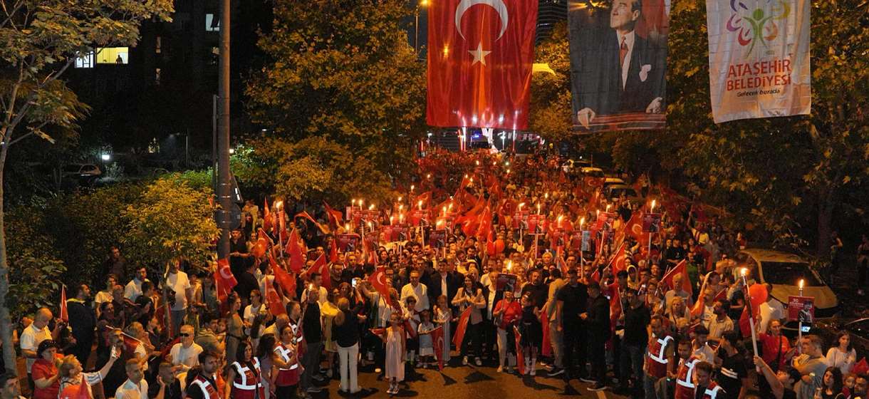 ATAŞEHİR’DE 30 AĞUSTOS COŞKUSU: BELEDİYE ÇALIŞANLARI SAHNE ALDI, VATANDAŞ HAY...