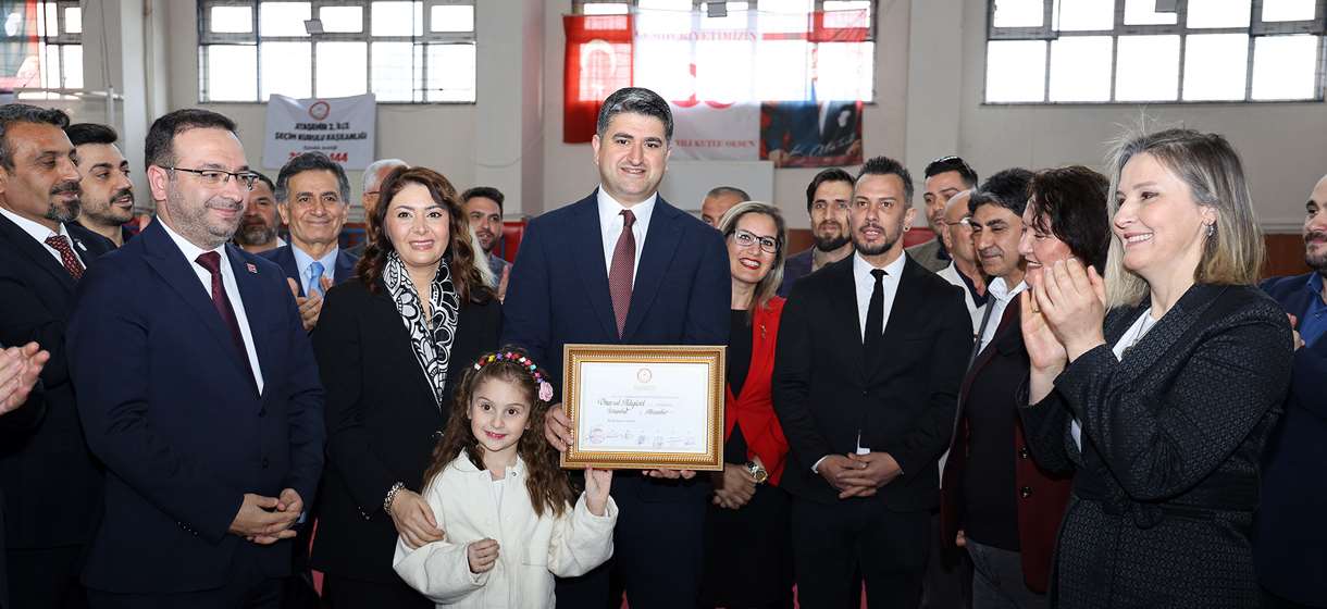 ATAŞEHİR’İN YENİ BELEDİYE BAŞKANI ONURSAL ADIGÜZEL MAZBATASINI ALDI
