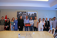 ÜNİVERSİTEYİ KAZANAN ÖĞRENCİLERDEN BAŞKAN İLGEZDİ’YE TEŞEKKÜR ZİYARETİ 