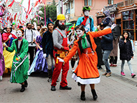 ÇOCUK BAYRAMINDA BÜYÜKLER DE EĞLENDİ